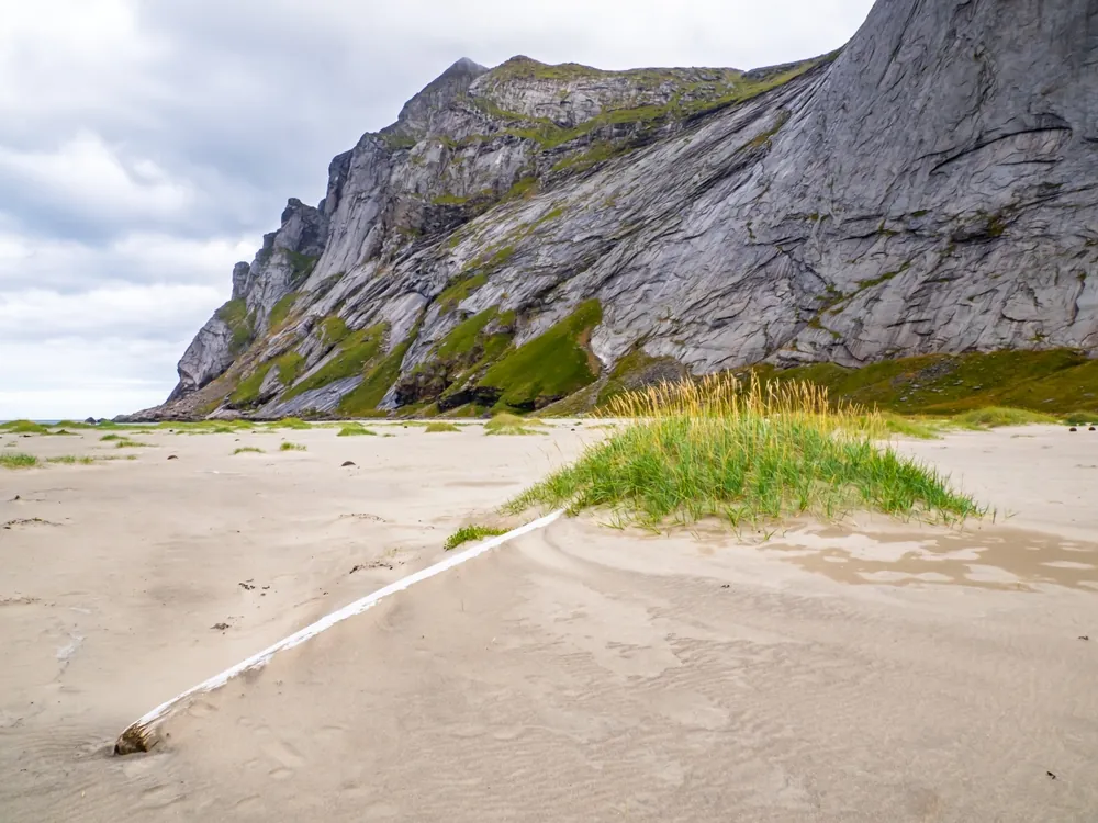 Bunessanden beach beneath the steep mountains of Moskenesøya