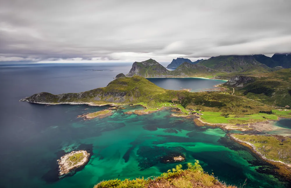 Turquoise water and green mountains seen from Offersøykammen