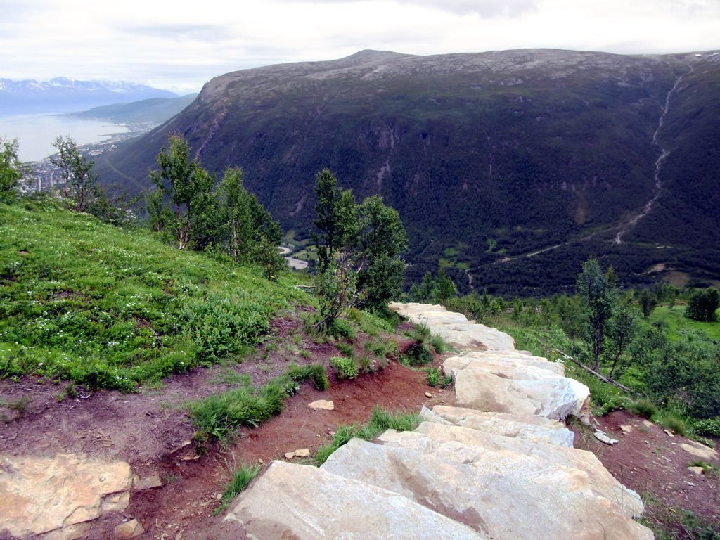 Sherpatrappa crossing the green mountainside below Storsteinen