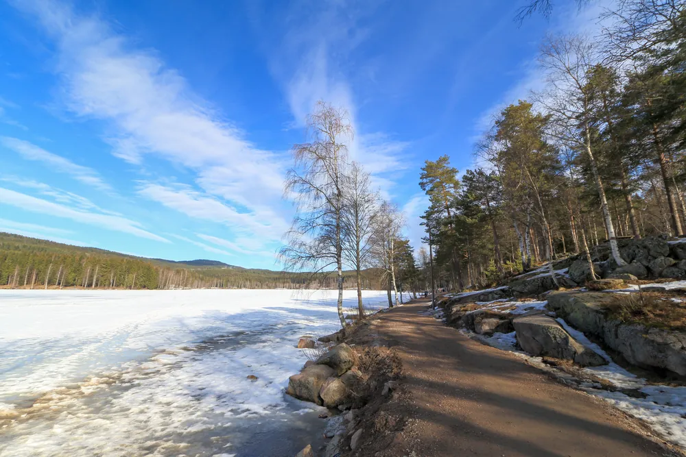 Winter path beside Sognsvann in Nordmarka