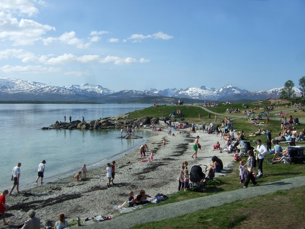 Families enjoying the beach and coastal path at Telegrafbukta