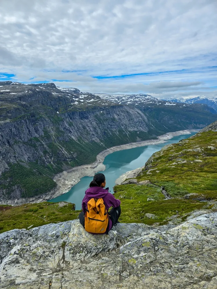 Hiker overlooking Ringedalsvatnet below Trolltunga